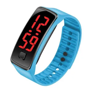 Vue détaillée d'une montre de sport numérique à LED bleue avec un affichage rouge