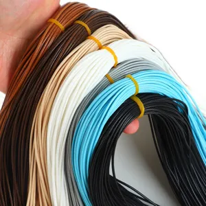 Nahaufnahme von mehrfarbigen gewachsten Polyesterschnüren für DIY-Schmuckprojekte.