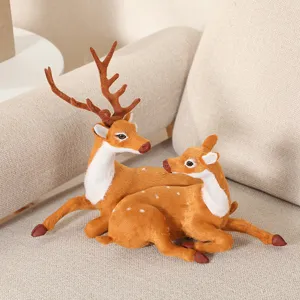 Détail macro montrant la texture douce et les taches des figurines de cerf sika simulées