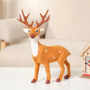 Vue détaillée d'une figurine de renne de Noël réaliste et poilue pour décoration festive