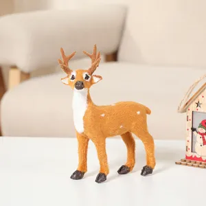 Gros plan d'une figurine de renne de Noël miniature réaliste pour décor de fête