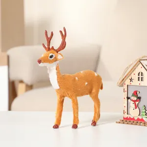 Détail d'une figurine de renne marron duveteuse pour la décoration de Noël