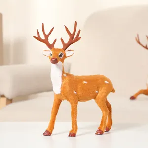 Figurine réaliste de renne brun avec des taches blanches pour votre décor de Noël.