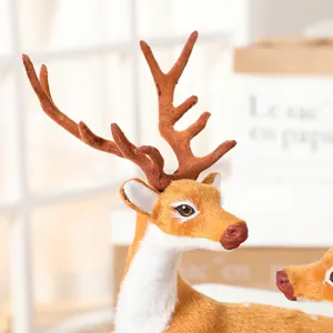 Gros plan détaillé d'une figurine de renne réaliste pour décoration de Noël