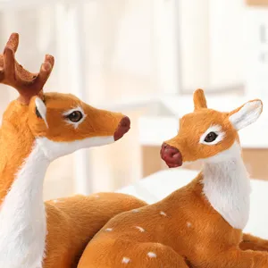 Gros plan d'ornements de cerf sika miniatures réalistes avec texture en fourrure