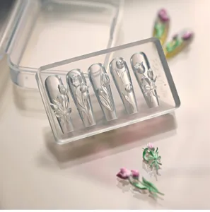 Detailansicht geprägter 3D-Tulpenmuster auf einer transparenten Silikonform