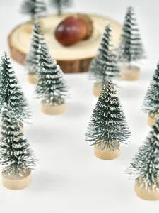 Primer plano de mini árboles de Navidad nevados con bases de madera decorativos