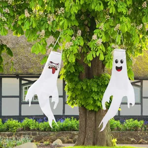 Zwei weiße Halloween-Gespenst-Windsäcke an einem Baum für die Gartenparty-Dekoration im Freien