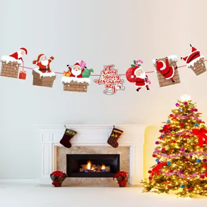 Dettaglio dello striscione natalizio con Babbo Natale appeso in un soggiorno festivo accogliente