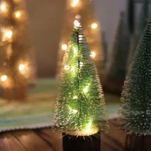 Mini árbol de Navidad LED premium con luces cálidas y nieve falsa para decoración de mesa