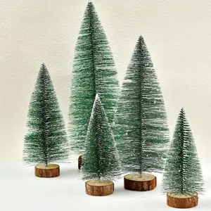 Set de mini árboles de Navidad nevados con bases de madera para decoración festiva