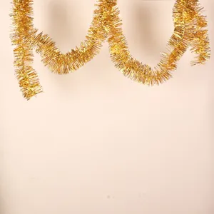 Funkelnde goldene Lamettagirlande für festliche Partys und Weihnachtsdekoration