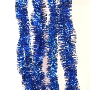 Nahaufnahme der glänzenden Textur einer blauen Metallic-Girlande für festliche Partys