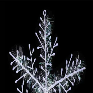 Primer plano de un adorno de rama de árbol de Navidad blanco de 11 cm con espumillón.