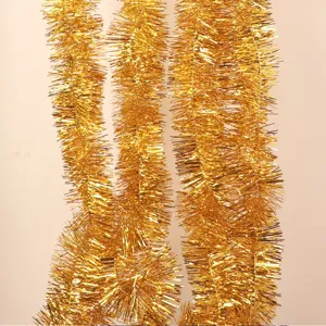 Nahaufnahme von funkelnder goldener Lametta-Girlande für Weihnachts- und Partydeko