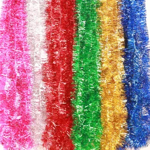 Detailansicht bunter Weihnachts-Glittergirlanden für festliche Partydekorationen