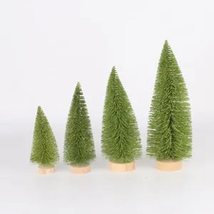 Set de cuatro mini árboles de Navidad verdes de tamaños graduados con bases de madera