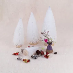 Vista detallada del set de mini árboles de Navidad blancos con piñas y adornos