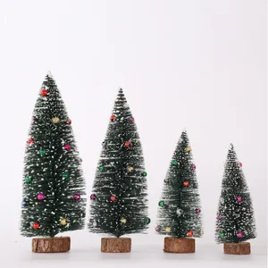 Set de cuatro mini árboles de Navidad verdes con bolas de colores y efecto nieve en bases