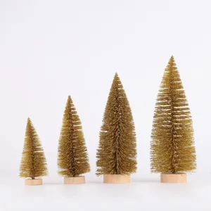 Vista detallada de cuatro mini árboles de Navidad dorados en diferentes tamaños con bases de madera