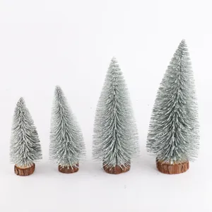 Juego de cuatro mini árboles de Navidad plateados de diferentes tamaños con base de madera