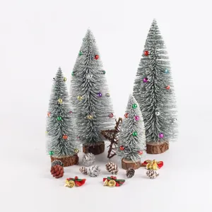 Set de mini árboles de Navidad con adornos coloridos y piñas sobre fondo blanco