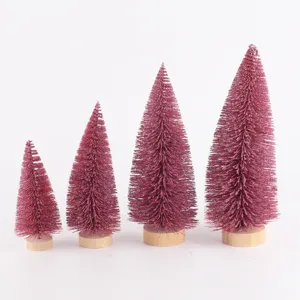 Vista detallada de cuatro mini árboles de Navidad rosas brillantes en diferentes alturas