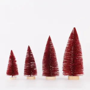 Juego de cuatro árboles de Navidad rojos brillantes de tamaños graduados con bases de madera
