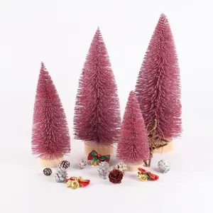 Set de 4 mini árboles de Navidad rosas con piñas y adornos para decoración de mesa.