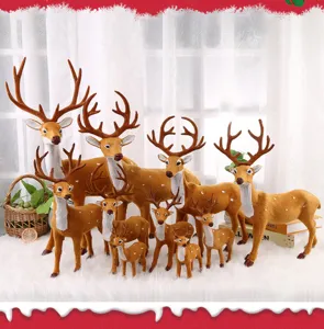 Vista detallada de varios tamaños de figuras realistas de renos de Navidad de felpa