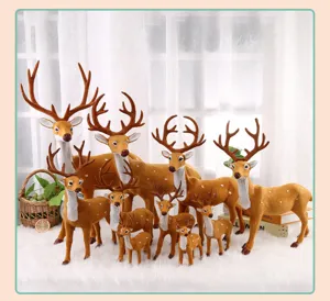 Grupo de figuras realistas de renos de Navidad de felpa en varios tamaños sobre alfombra blanca
