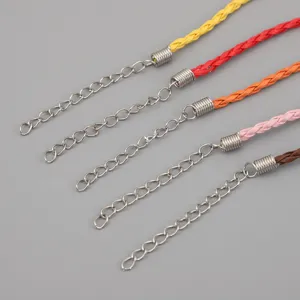 Detailansicht bunter geflochtener Wachskordeln mit Verlängerungsketten für DIY-Schmuck