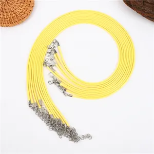 Detailansicht mehrerer 2mm gelber Wachsschnüre mit Karabinerverschluss für Schmuck