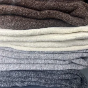 Nahaufnahme der weichen Merinowollsocken Textur, kuscheliger Strickstoff ordentlich gestapelt.