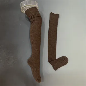 Λεπτομερής όψη καφέ μάλλινων καλτσών merino πάνω από το γόνατο ριμπ επίπεδη.