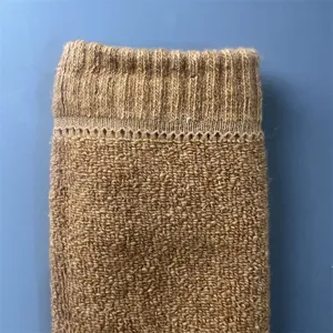 Nahaufnahme dicker thermischer Merinowoll-Wintersocken mit kuscheliger Frotteeschlaufe.