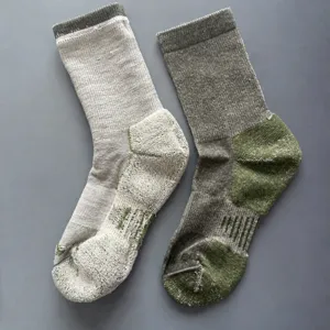 Chaussettes de randonnée épaisses en laine mérinos avec talon renforcé et design sportif.