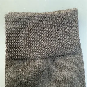 Nahaufnahme der Merino-Wollsocken-Strickstruktur, feine Handwerkskunst und warmes Material.