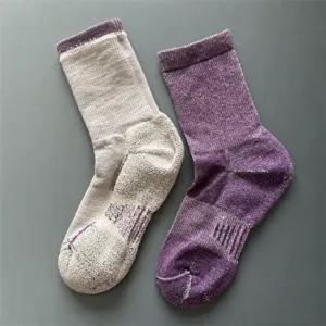 Vue détaillée de chaussettes de randonnée en laine mérinos épaisse pour le sport.