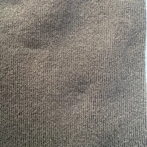 Nahaufnahme der feinen Merinowollstricktextur, weiche und atmungsaktive Stoffoberfläche.