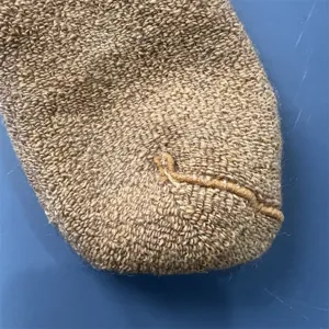 Merino Wollsocken Detailansicht zeigt dicke, warme Frotteestruktur in schlichtem Braun.
