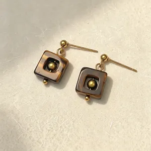 Detailansicht quadratischer Tigerauge-Ohrringe mit goldenen Edelstahl-Steckern