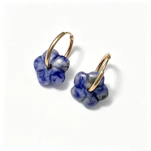 Detailansicht eines blauen Steinblumen-Anhängers an goldenen Creolen aus Edelstahl