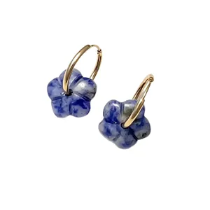 Böhmische goldene Creolen mit blauen marmorierten Natursteinblumen Anhänger für Damen.