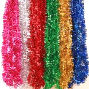 Detailansicht bunter glitzernder Lametta-Girlanden für Weihnachts- und Partydekoration