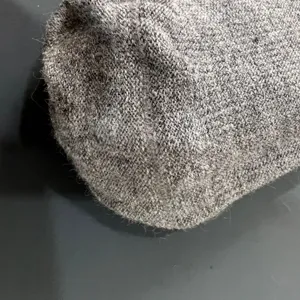 Detailopname van de merinowollen sokkenstructuur, zacht, warm en comfortabel breiwerkontwerp.