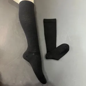 Zwarte merino wollen compressie kniekousen detailweergave, ademende en comfortabele stof.