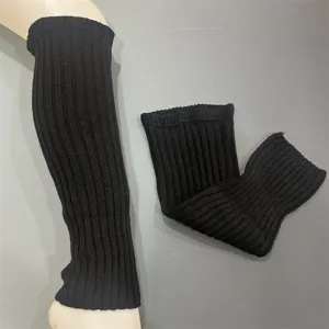 Vista dettagliata di scaldamuscoli in maglia a coste nera, morbidi per calore e stile.