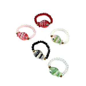 Set di cinque anelli elastici colorati con simpatici pesciolini di vetro e perline sfaccettate.