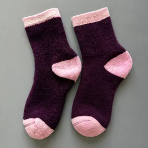 Thickened Merino wool thermal socks for outdoor hiking and winter sports in purple.